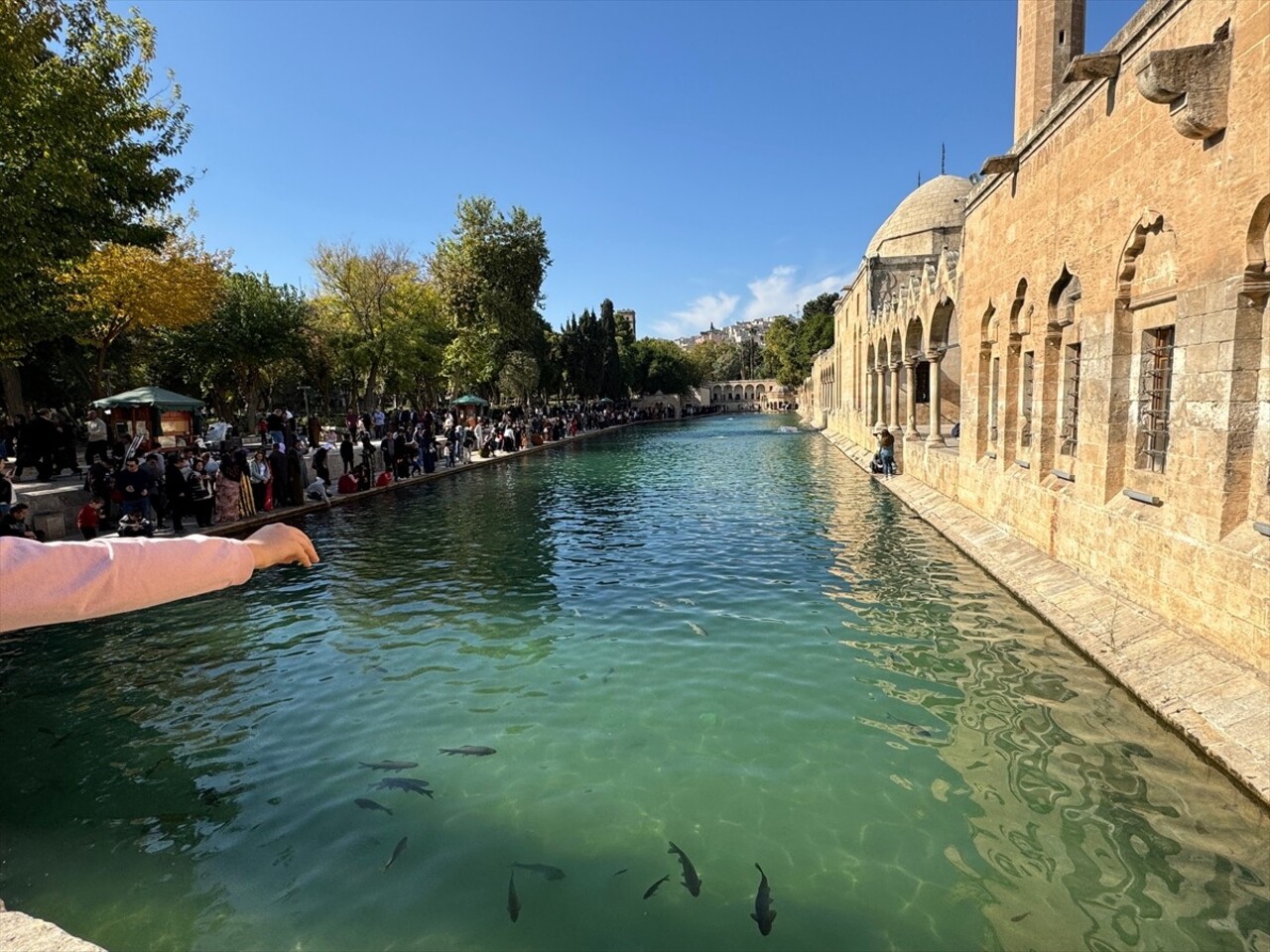 Türkiye'nin önemli turizm merkezlerinden Şanlıurfa'daki tarihi Balıklıgöl Yerleşkesi, ara tatil...