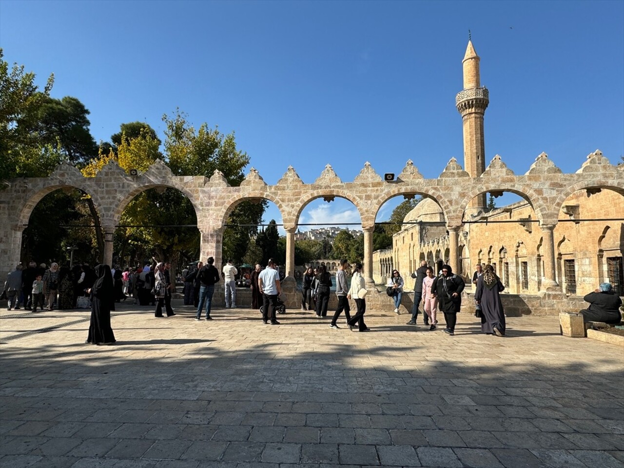 Türkiye'nin önemli turizm merkezlerinden Şanlıurfa'daki tarihi Balıklıgöl Yerleşkesi, ara tatil...