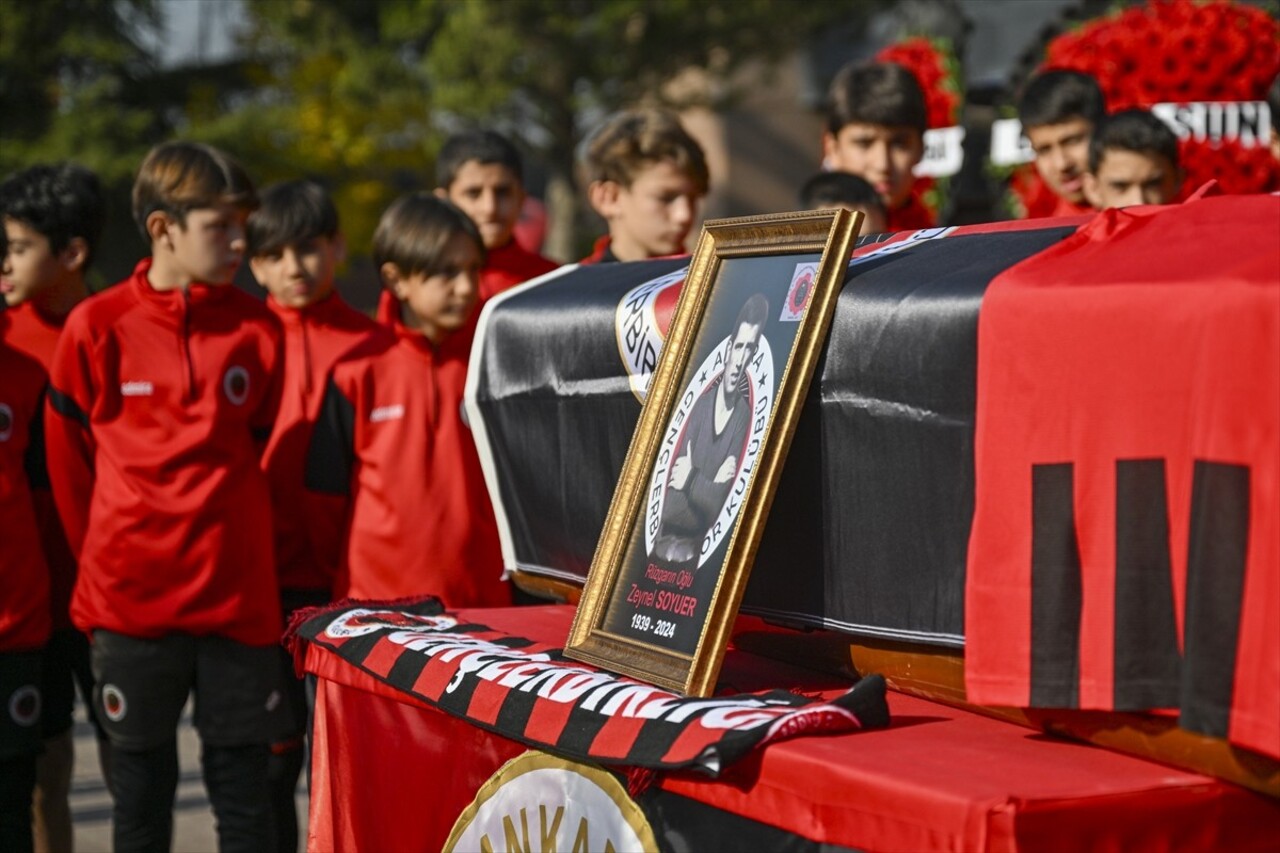 Vefat eden Gençlerbirliği'nin eski futbolcularından Zeynel Soyuer'in (85) cenazesi, Ankara'da...