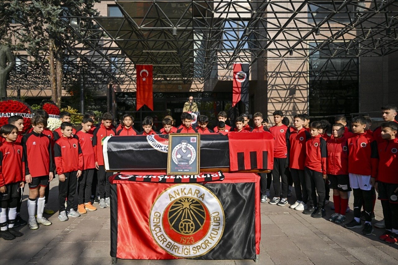 Vefat eden Gençlerbirliği'nin eski futbolcularından Zeynel Soyuer'in (85) cenazesi, Ankara'da...