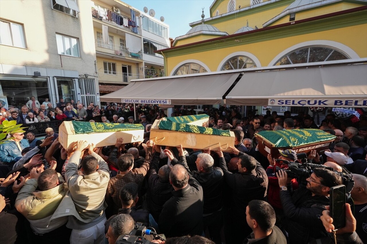 İzmir'in Selçuk ilçesinde bir evde çıkan yangında hayatını kaybeden 5 kardeşin cenazeleri toprağa...