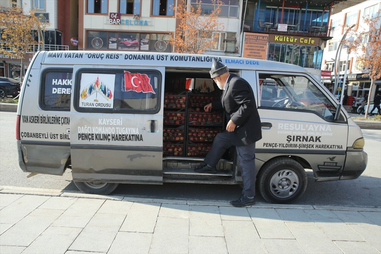 Denizli'de yaşayan 74 yaşındaki Muhammet Yılmaz, bahçesinden topladığı 1 ton 200 kilogram elmayı...