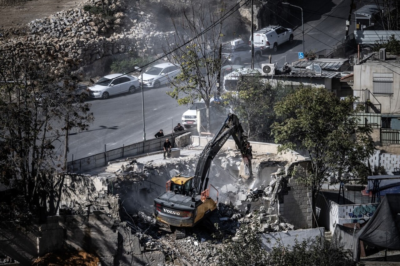 İsrail ordusu, işgal altındaki Doğu Kudüs'te Filistinlilere ait bir evi "ruhsatsız olduğu"...