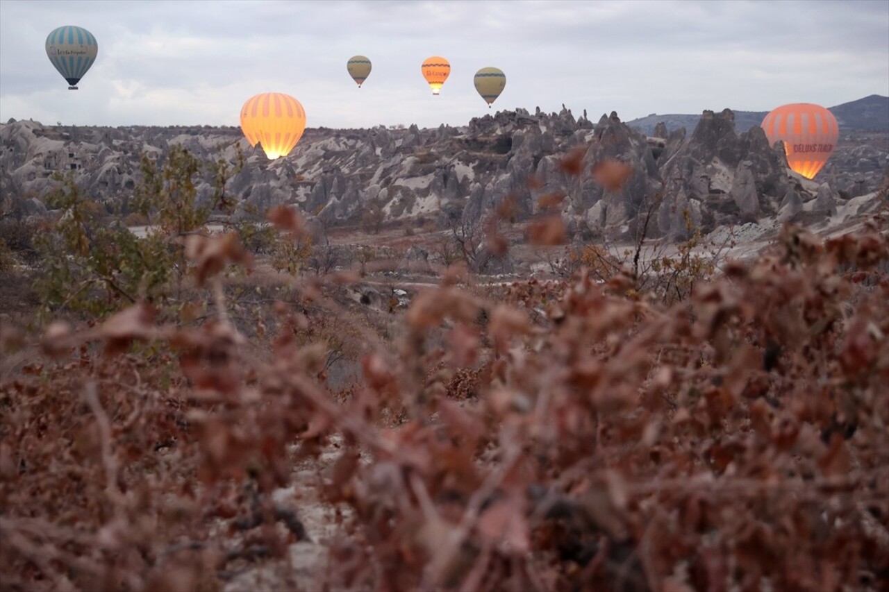 Kapadokya'da sonbaharda sararan yaprakların peribacalarıyla renk uyumu turistlerin beğenisini...