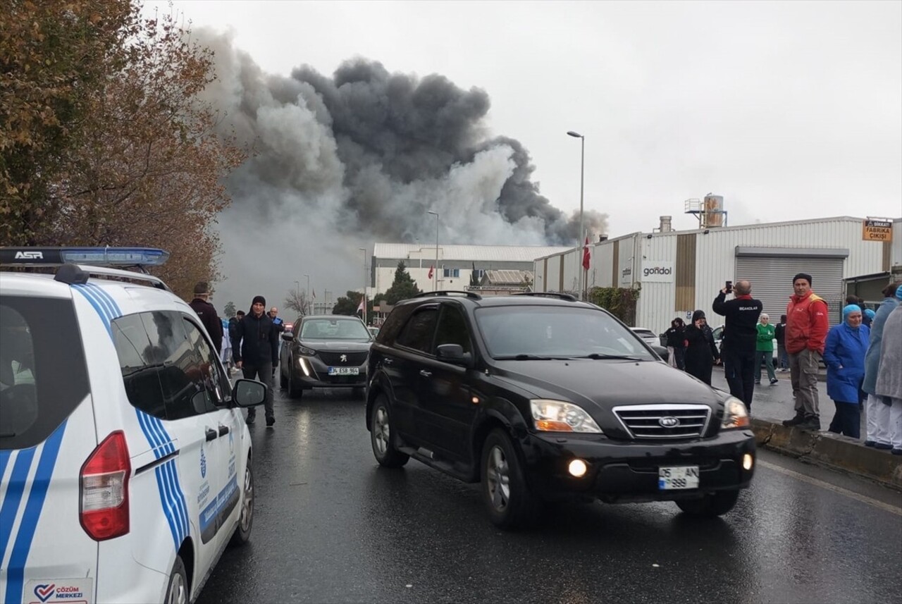 Esenyurt Gazi Caddesi'nde tıbbi cihaz üretimi yapan fabrikada henüz belirlenemeyen nedenle yangın...