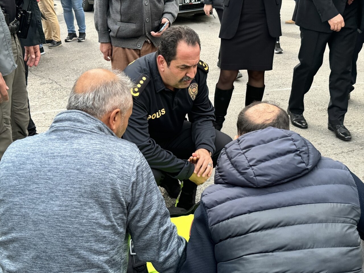 Antalya'da meydana gelen trafik kazasında polis memurunun yaralandığını gören İl Emniyet Müdürü...