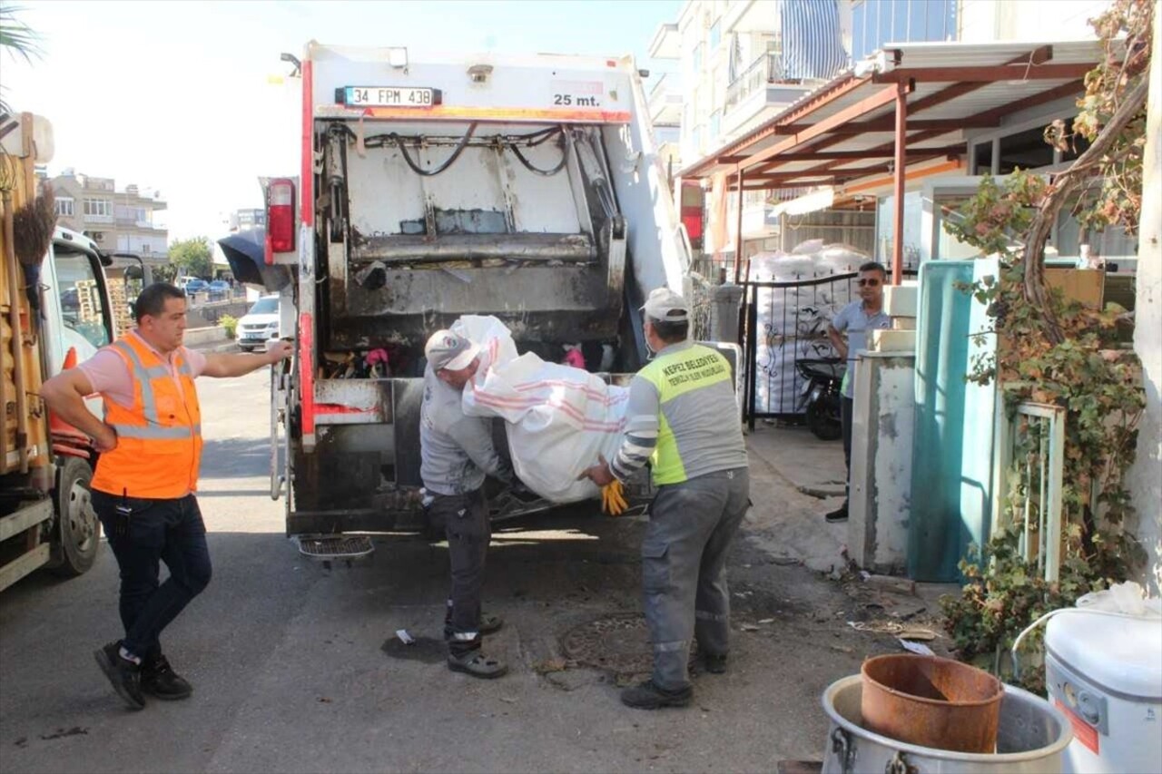 Antalya'nın Kepez ilçesindeki bir evin bahçesinden 3 kamyon çöp çıkarıldı.
 