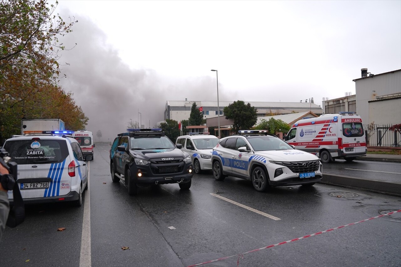 Esenyurt Gazi Caddesi'nde tıbbi cihaz üretimi yapan fabrikada henüz belirlenemeyen nedenle yangın...