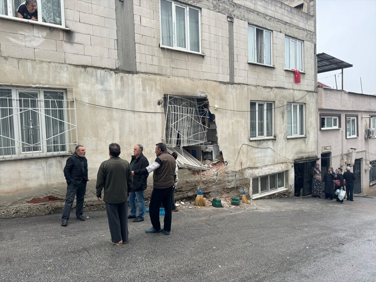  Bursa'da freni boşalan kamyon, yokuş aşağı inerek park halindeki 3 araca, kapalı pazar alanının...