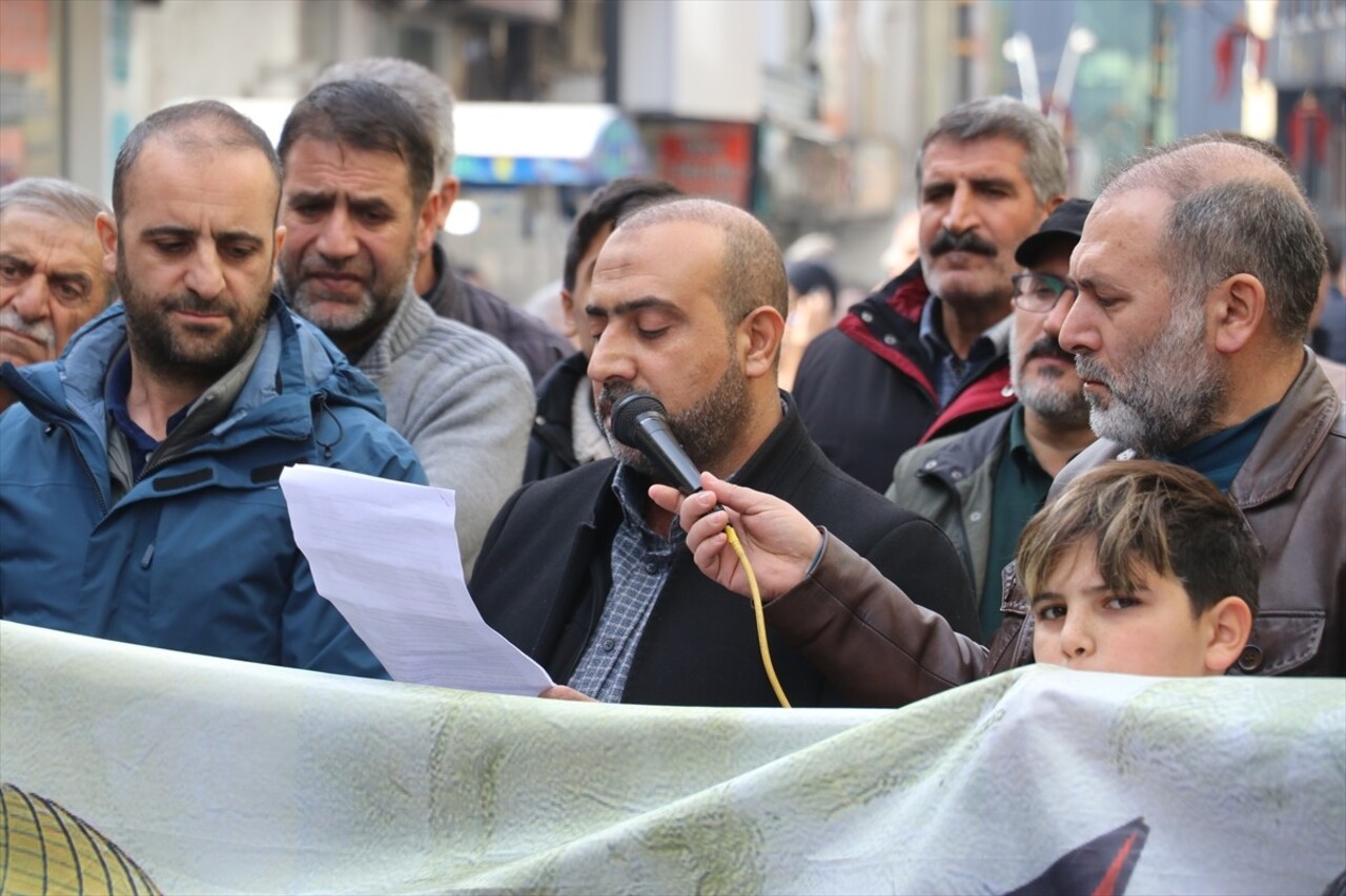 Ağrı Peygamber Sevdalıları Derneği üyeleri ve vatandaşlar, İsrail'in Gazze Şeridi'ne yönelik devam...