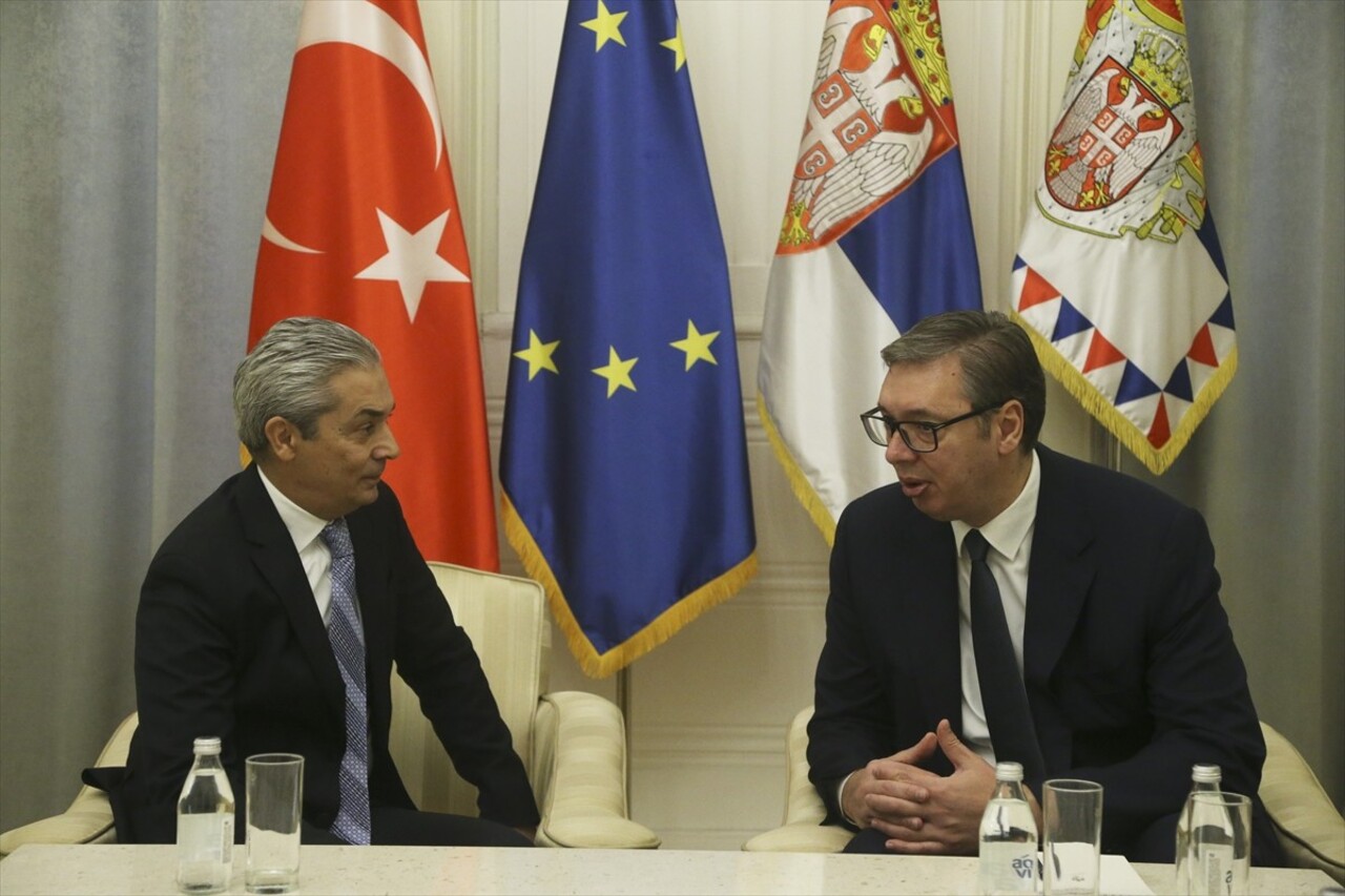 Sırbistan Cumhurbaşkanı Aleksandar Vucic (sağda), veda ziyaretlerini gerçekleştiren Türkiye'nin...