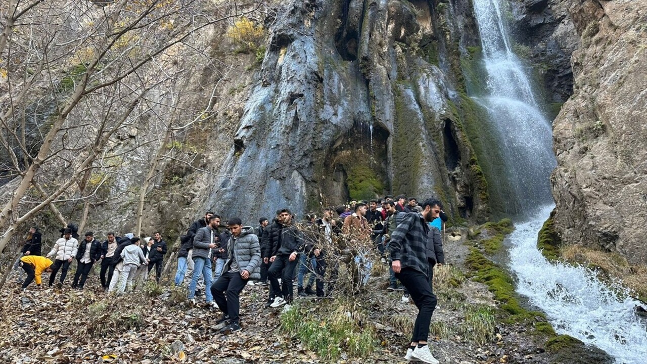 Gençlik ve Spor Bakanlığınca Hakkari'deki Mergabütan Kayak Merkezi'nde düzenlenen Gençlik Kampı'na...