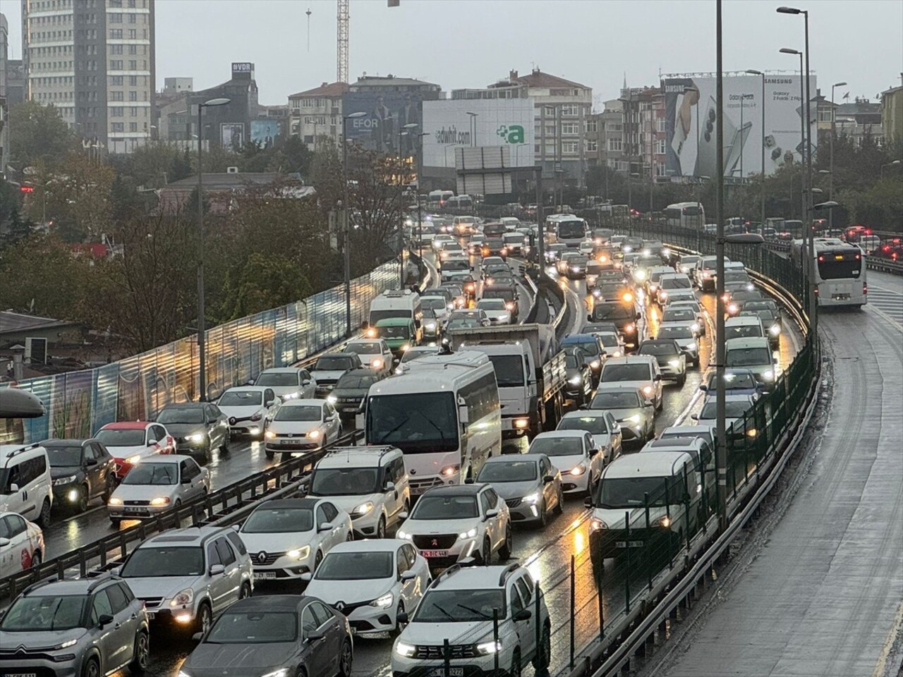 İstanbul'da haftanın son mesai günü bitiminde trafikte ve toplu taşıma duraklarında yoğunluk...