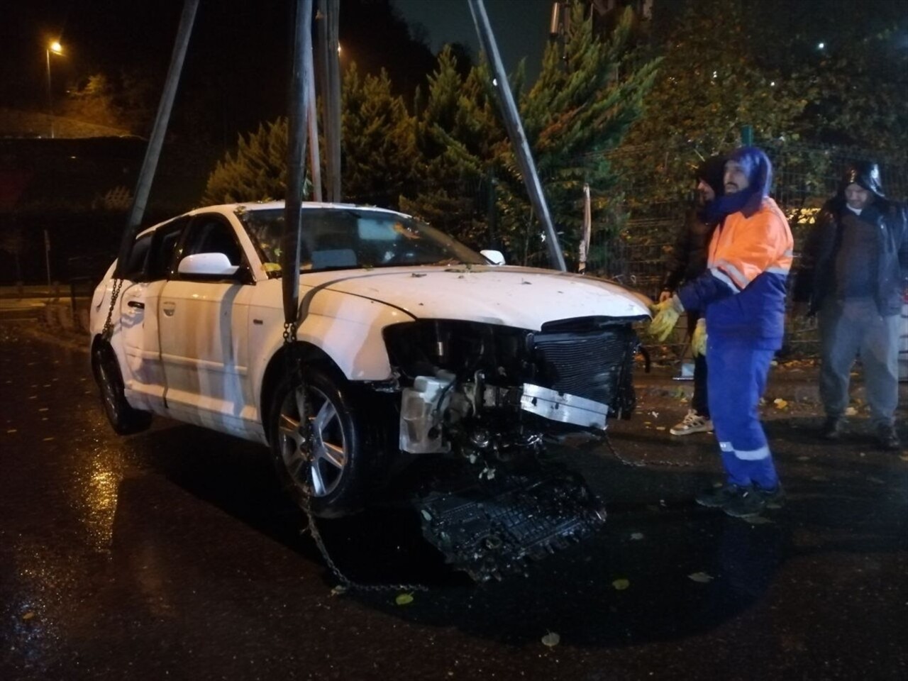 Sarıyer'de tünel çıkışında yaklaşık 5 metre yükseklikten yeşillik alana düşen otomobil...