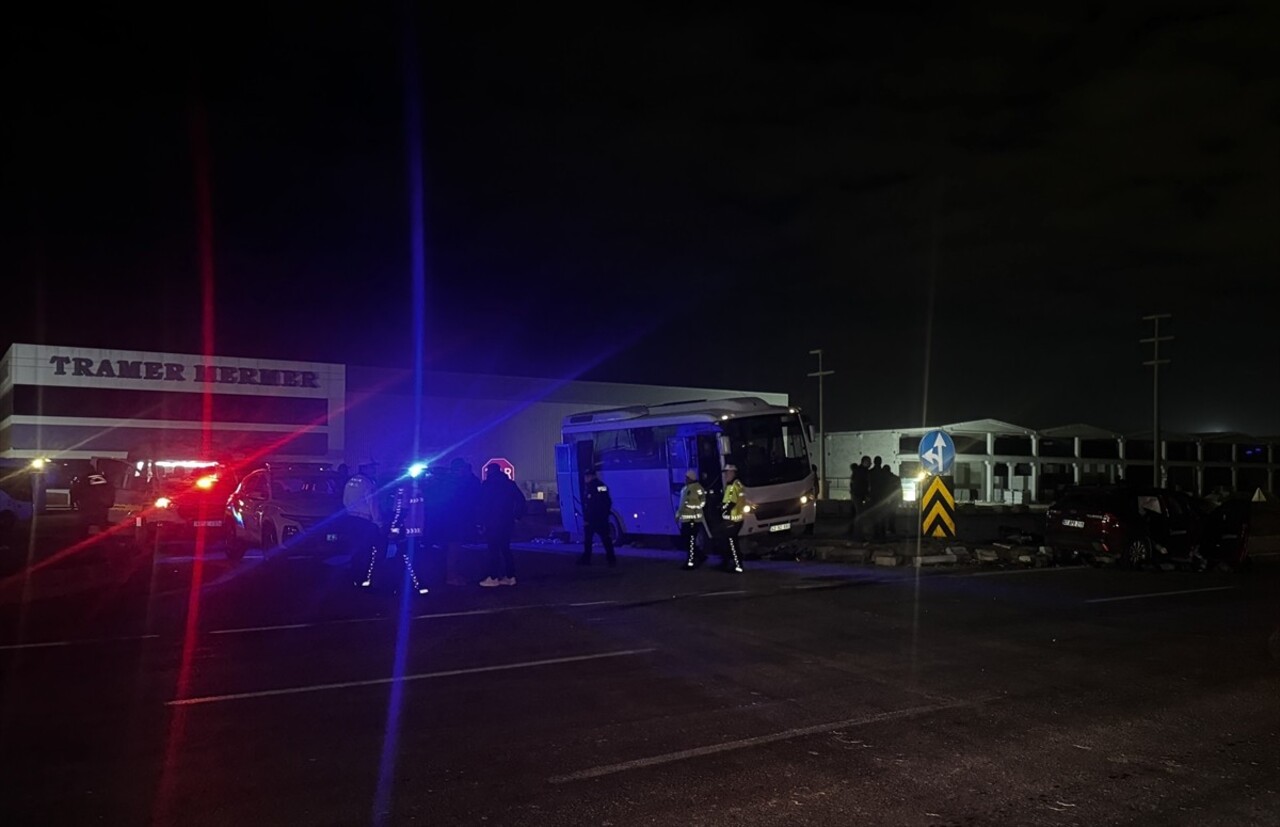 Konya'da polis minibüsü ile otomobilin çarpışması sonucu 1 kişi öldü, 11 kişi yaralandı.