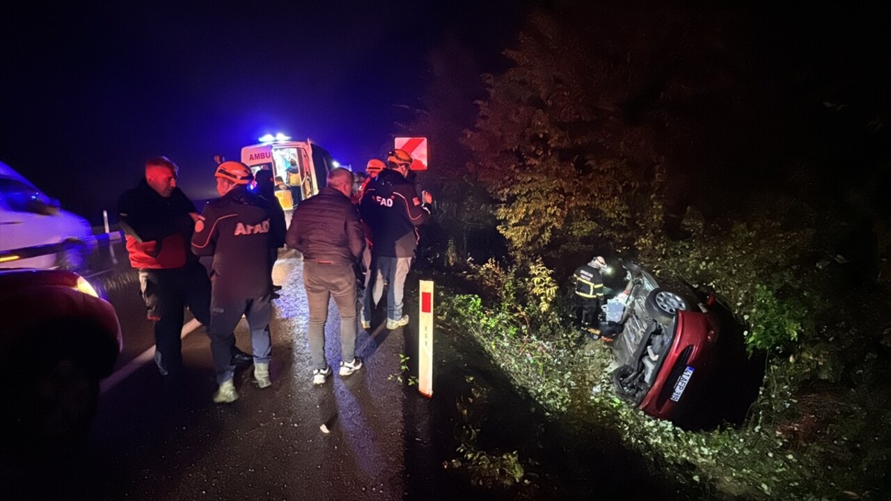 Zonguldak'ta otomobilin su kanalına devrilmesi sonucu yaralanan 4 kişi tedavi altına alındı. Kaza...