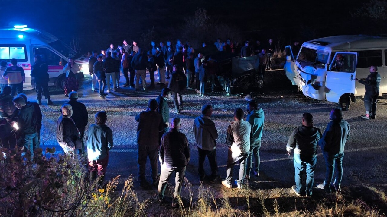 Aydın'ın Köşk ilçesinde minibüs ile otomobilin çarpışması sonucu 1'i ağır 10 kişi yaralandı. Kaza...