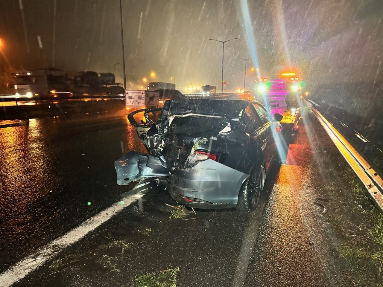 Anadolu Otoyolu'nun Düzce geçişinde tırın çarptığı otomobildeki 3 kişi ağır yaralandı.