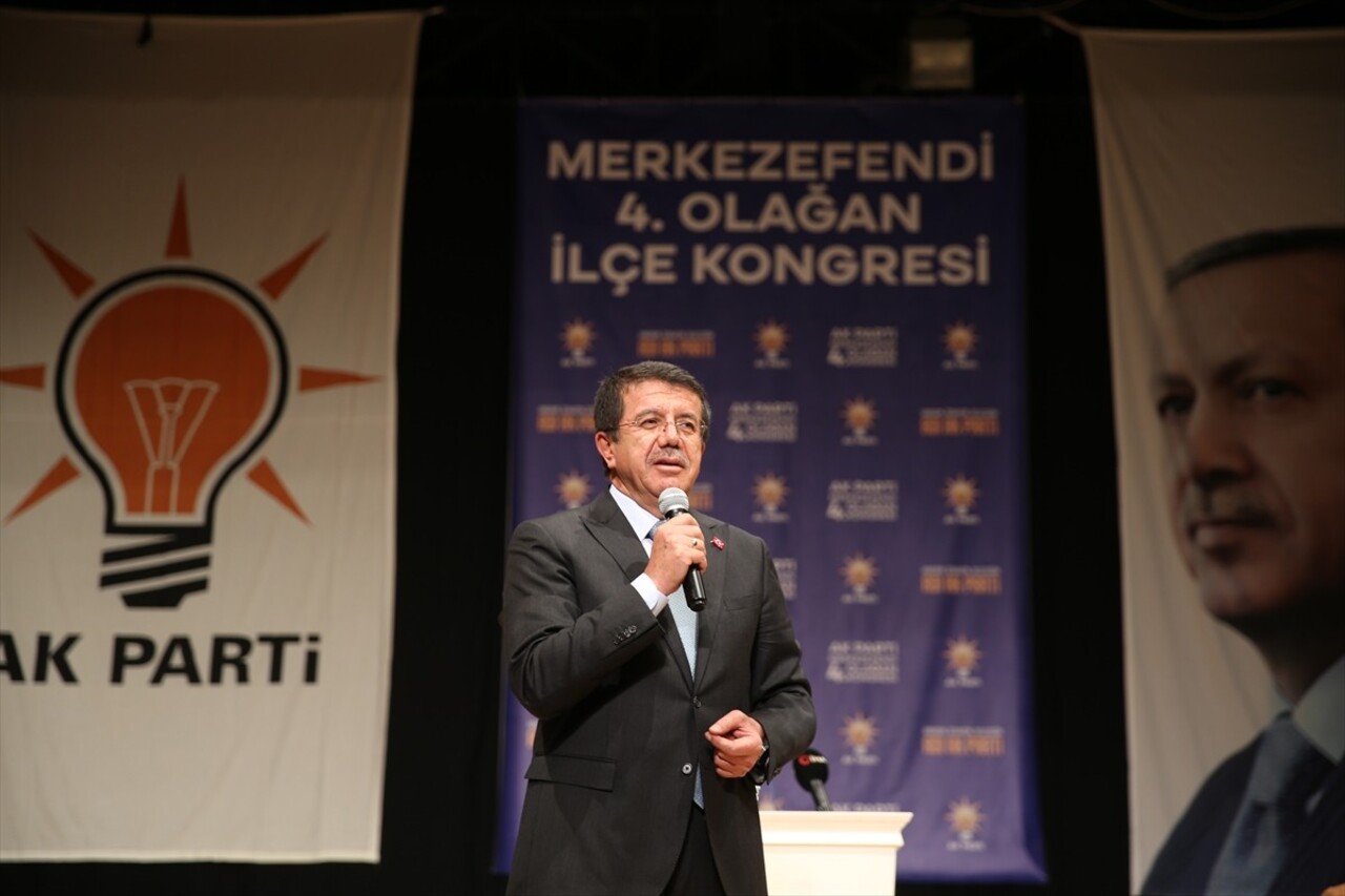 AK Parti Genel Başkan Yardımcısı Nihat Zeybekci, EGS Kongre ve Kültür Merkezi'nde yapılan AK Parti...