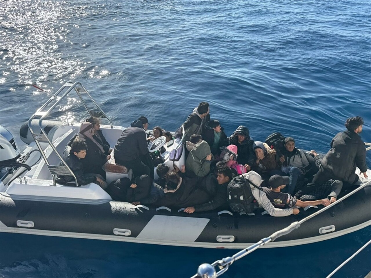 Muğla'nın Bodrum ilçesi açıklarında 29 düzensiz göçmen yakalandı.