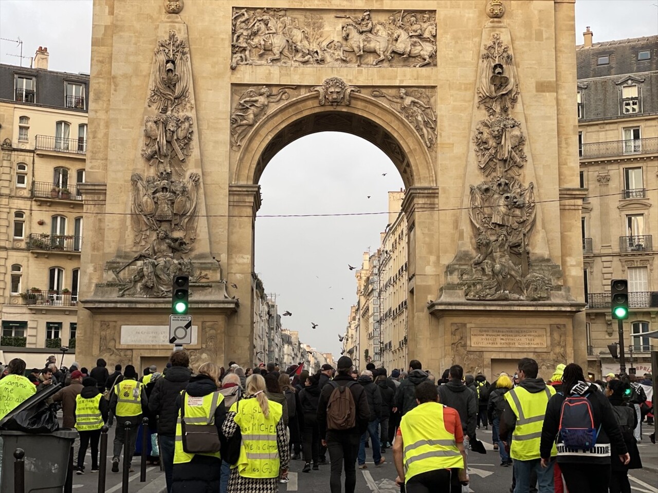 Fransa'nın başkenti Paris'te sarı yelekliler, hareketin 6. yıl dönümü kapsamında gösteri...