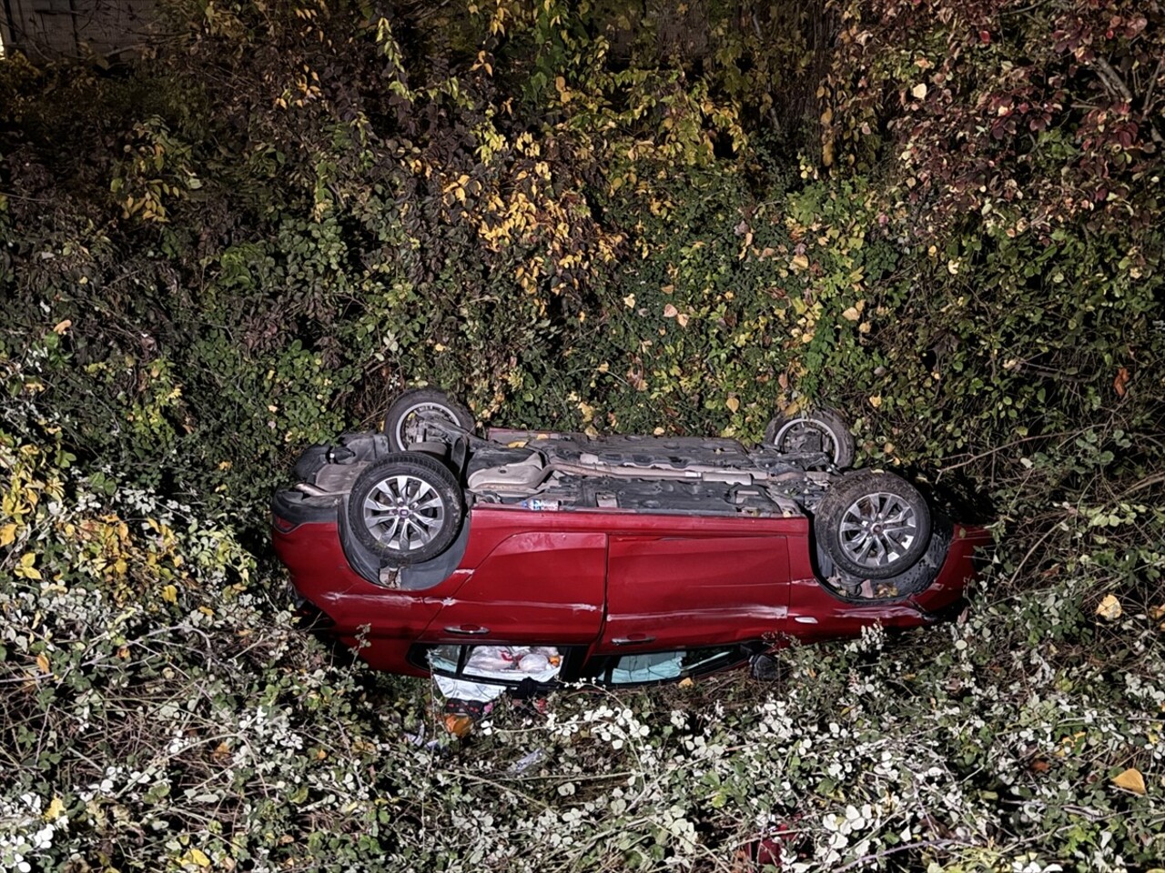 Anadolu Otoyolu'nun Sakarya kesiminde bariyerleri kırıp şarampole devrilen otomobildeki iki kişi...