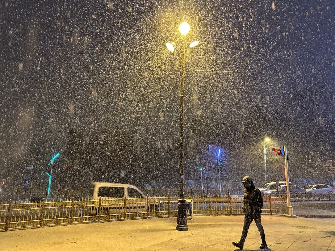 Erzurum'da akşam saatlerinde etkili olan kar kenti beyaza bürüdü.