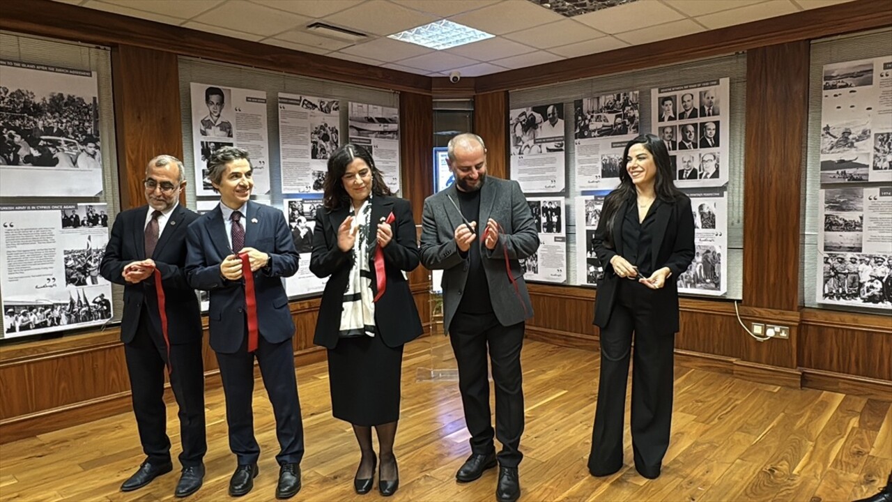 Kuzey Kıbrıs Türk Cumhuriyeti'nin (KKTC) kurucu Cumhurbaşkanı Rauf Denktaş'ın fotoğrafları ile...