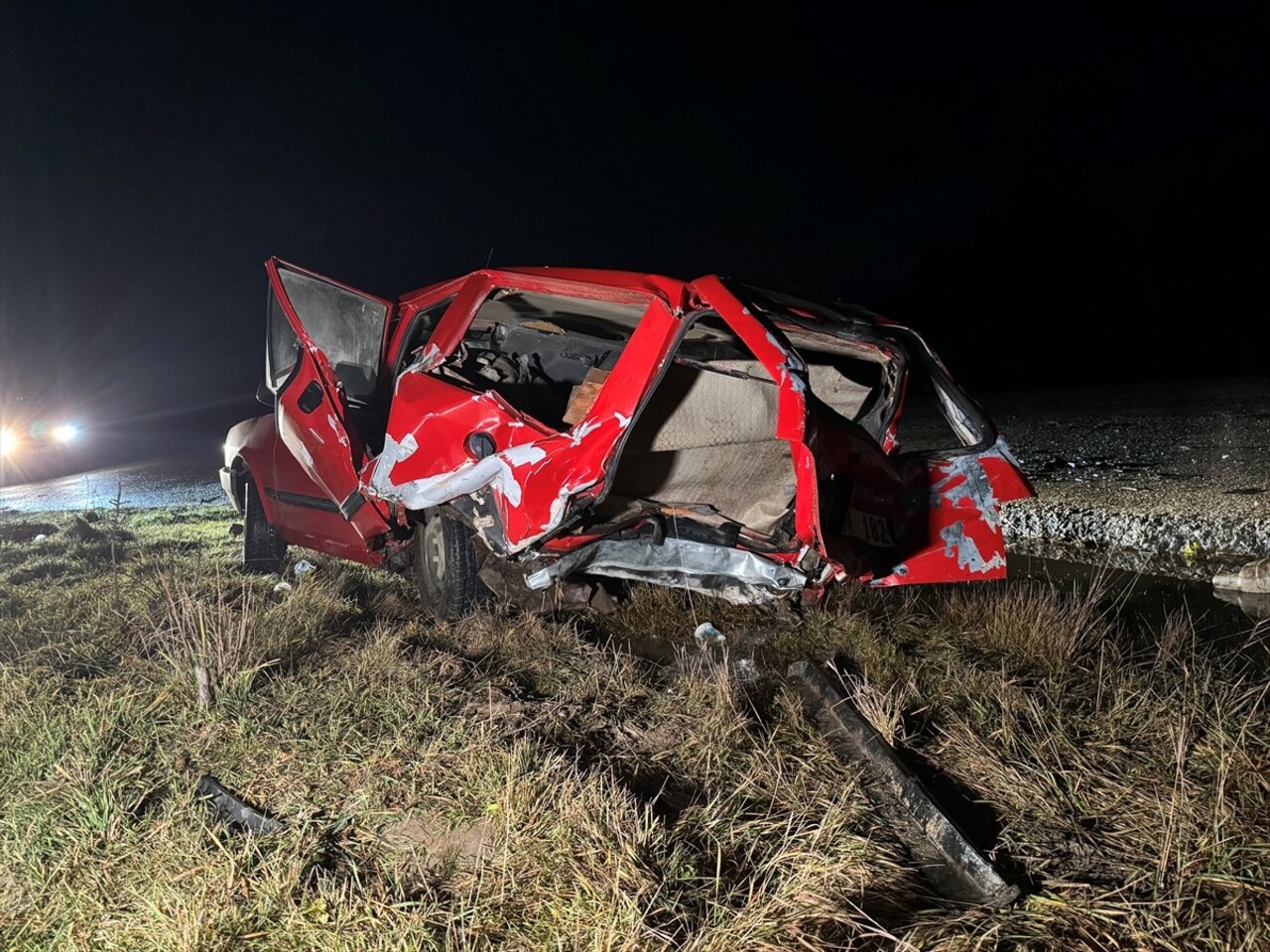 Kastamonu'nun Ağlı ilçesinde hafif ticari araç ile otomobilin çarpışması sonucu 1 kişi öldü, 2...