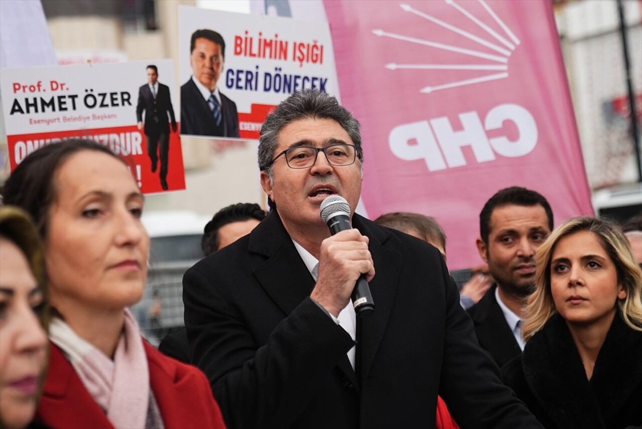 CHP'liler, Ahmet Özer'in tutuklanmasının ardından Esenyurt Belediye Başkanlığı görevinden...