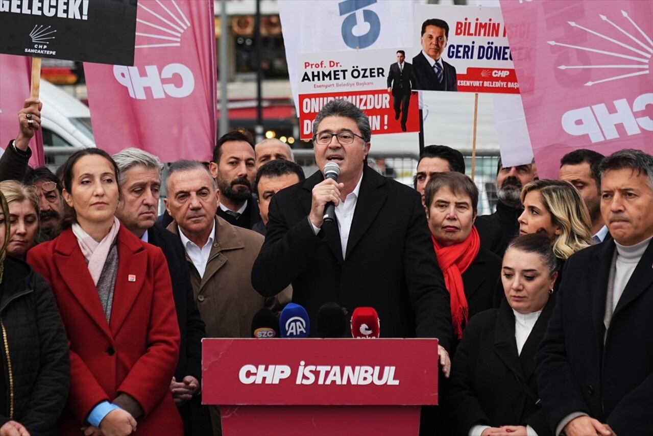 CHP'liler, Ahmet Özer'in tutuklanmasının ardından Esenyurt Belediye Başkanlığı görevinden...