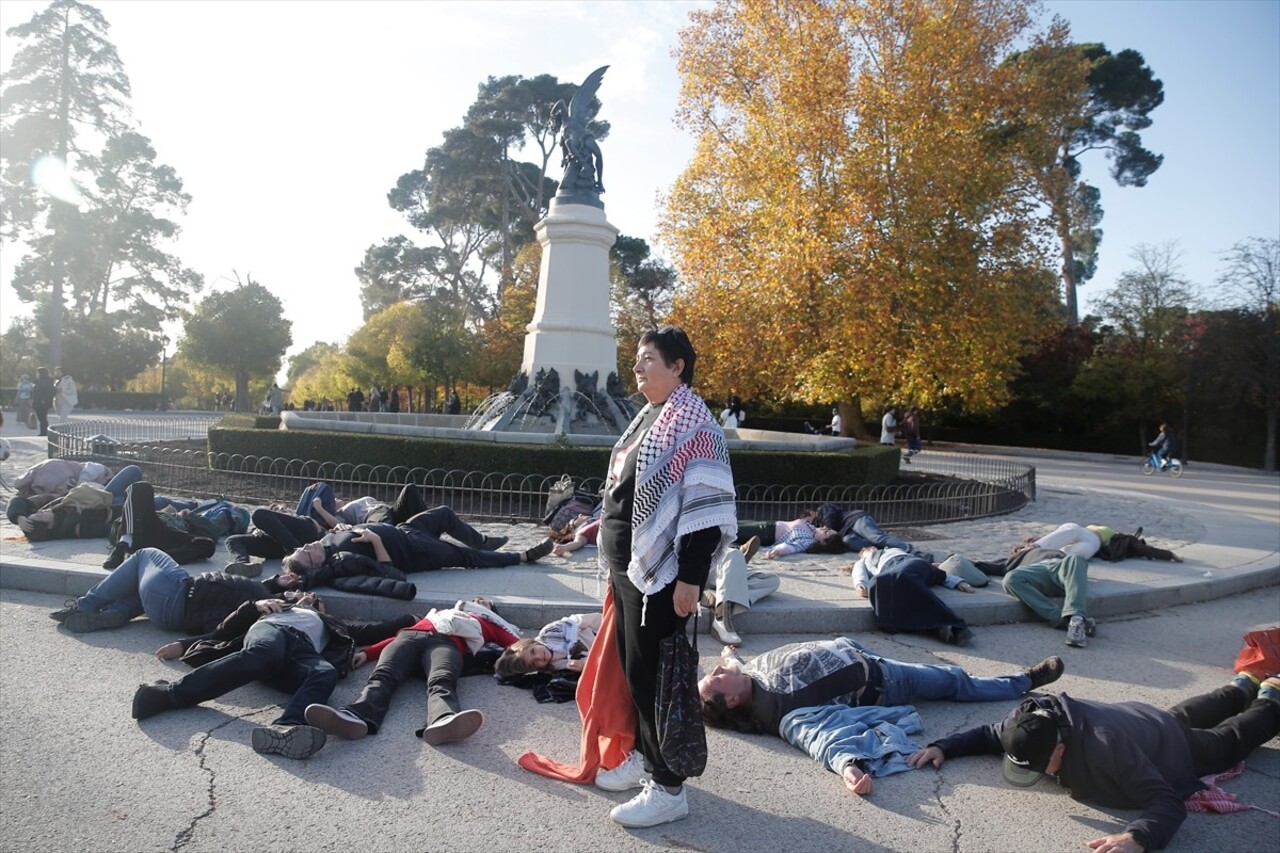 İspanya'nın başkenti Madrid'de sosyal medyadan yapılan çağrılarla Retiro Park'taki "Şehit Melek...