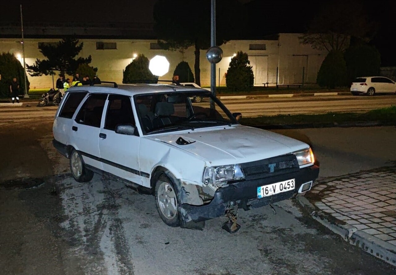 Bursa'nın İnegöl ilçesinde otomobil ile çarpışan motosikletin sürücüsü ağır yaralandı.