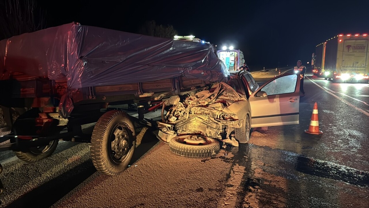 Edirne'de traktörün römorkuna arkadan çarpan otomobilde 1 kişi öldü, 1 kişi yaralandı.