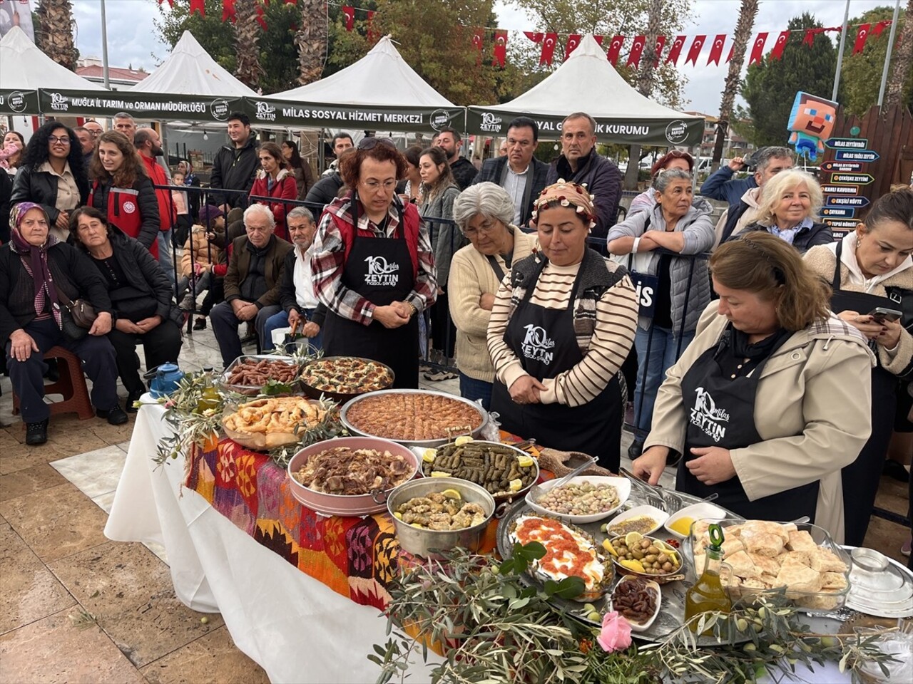 Muğla'nın Milas ilçesinde mahalleler arasında zeytinyağlı yemek yarışması yapıldı.