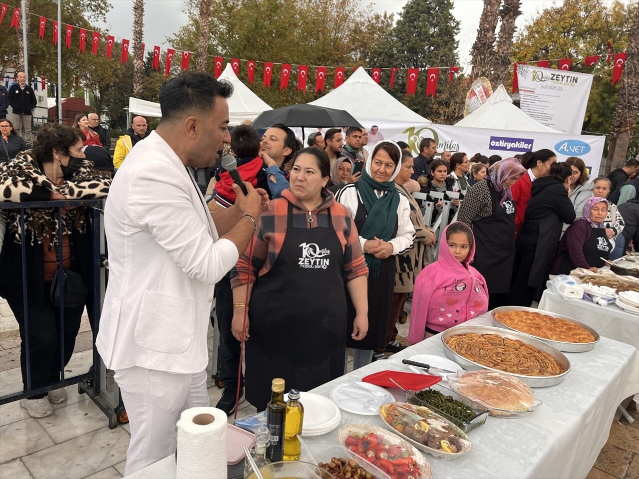 Muğla'nın Milas ilçesinde mahalleler arasında zeytinyağlı yemek yarışması yapıldı.