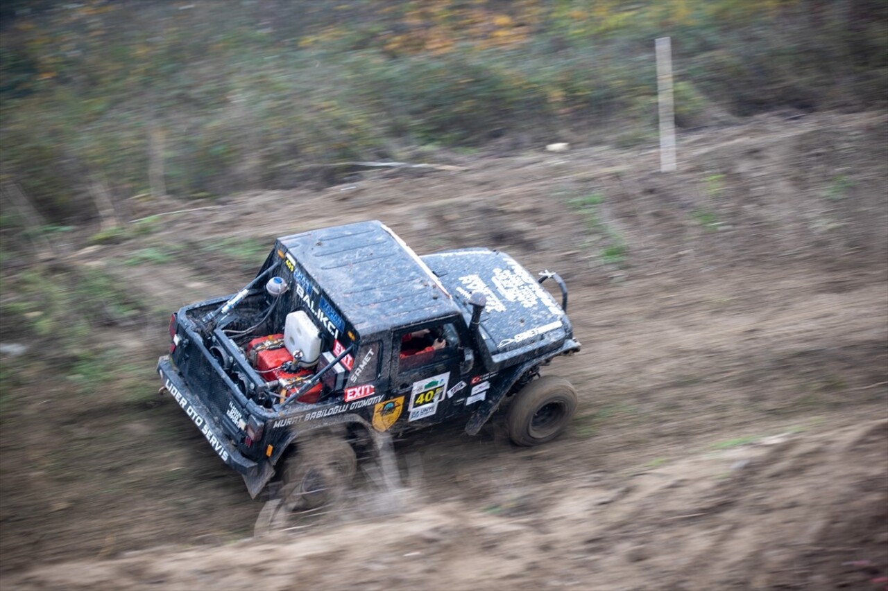 Sakarya'da düzenlenen Petlas 2024 Türkiye Off-Road Şampiyonası'nda 6. ayak yarışları, seyirci...