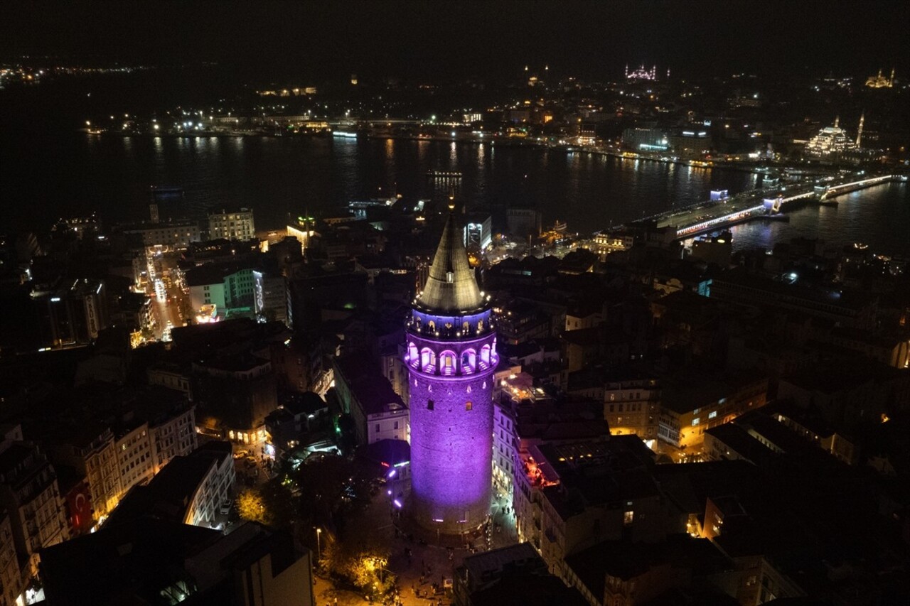 Galata Kulesi "17 Aralık Dünya Prematüre Farkındalık Günü" dolayısıyla mor ışıkla...