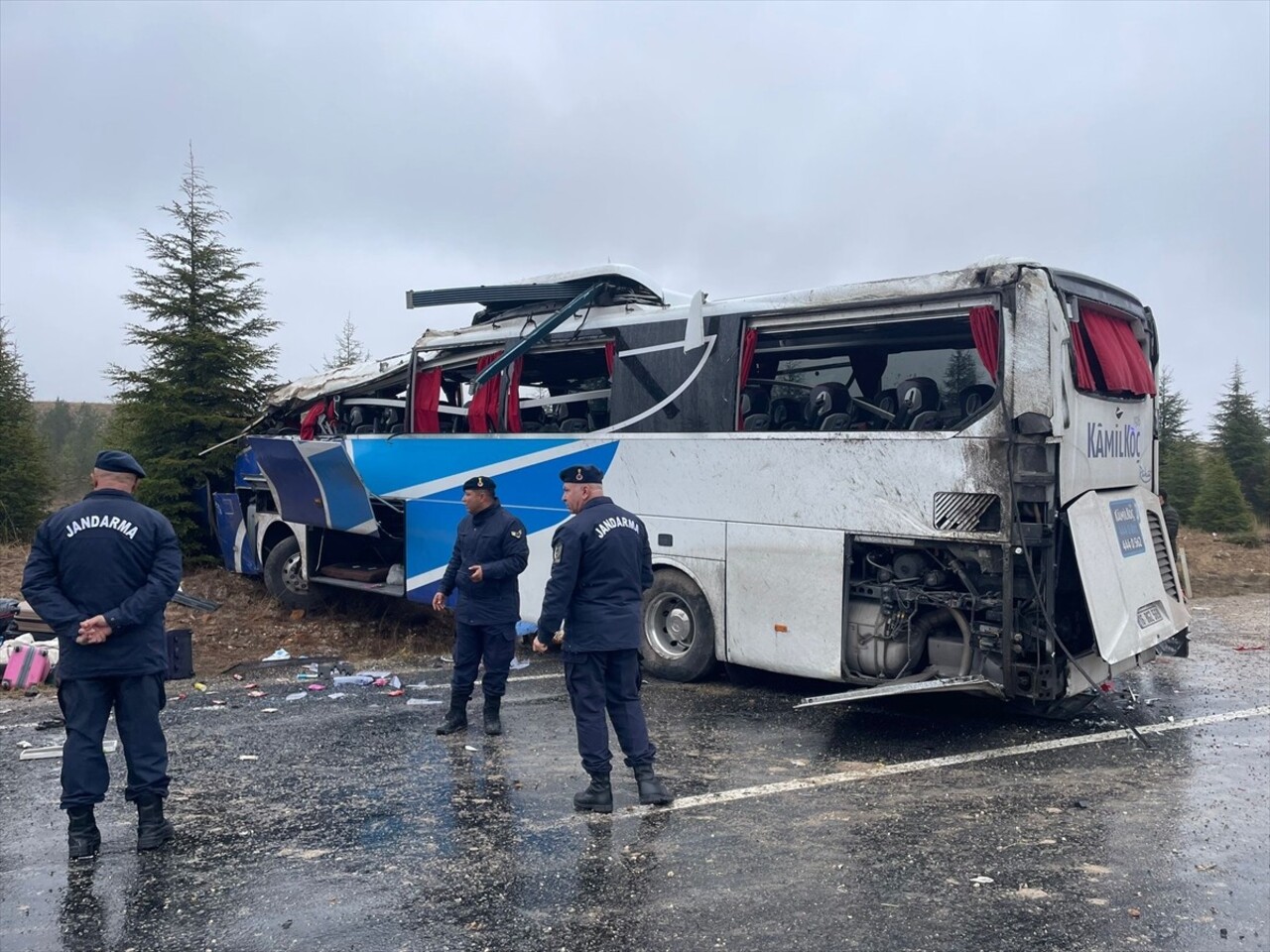 Eskişehir'de yolcu otobüsünün devrilmesi sonucu ilk belirlemelere göre 1 kişi öldü, 30 kişi...