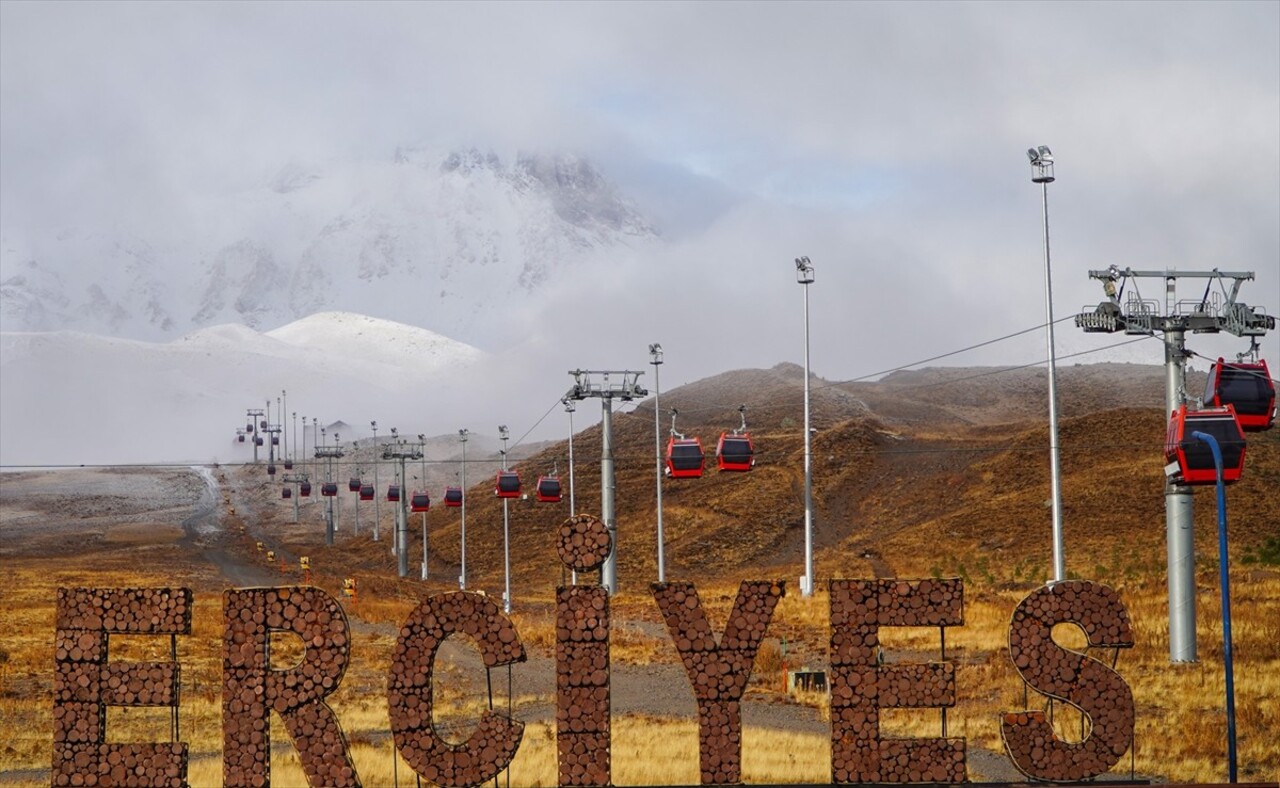 Türkiye'nin önemli kayak merkezlerinden Erciyes'e kar yağdı. Yağış sonrası Erciyes Kayak...