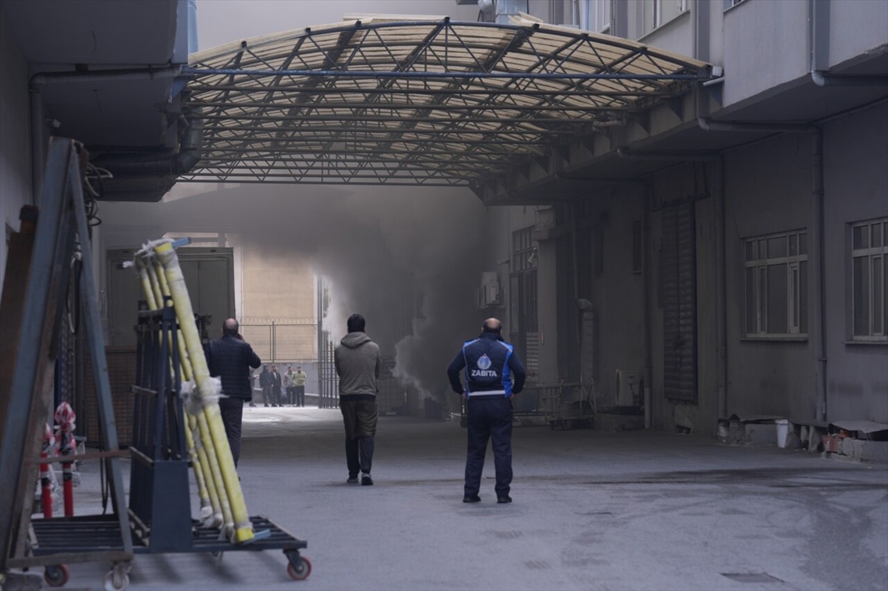 Avcılar Cihangir Mahallesi'ndeki sanayi sitesinde sünger üretilen iş yerinde çıkan yangına itfaiye...