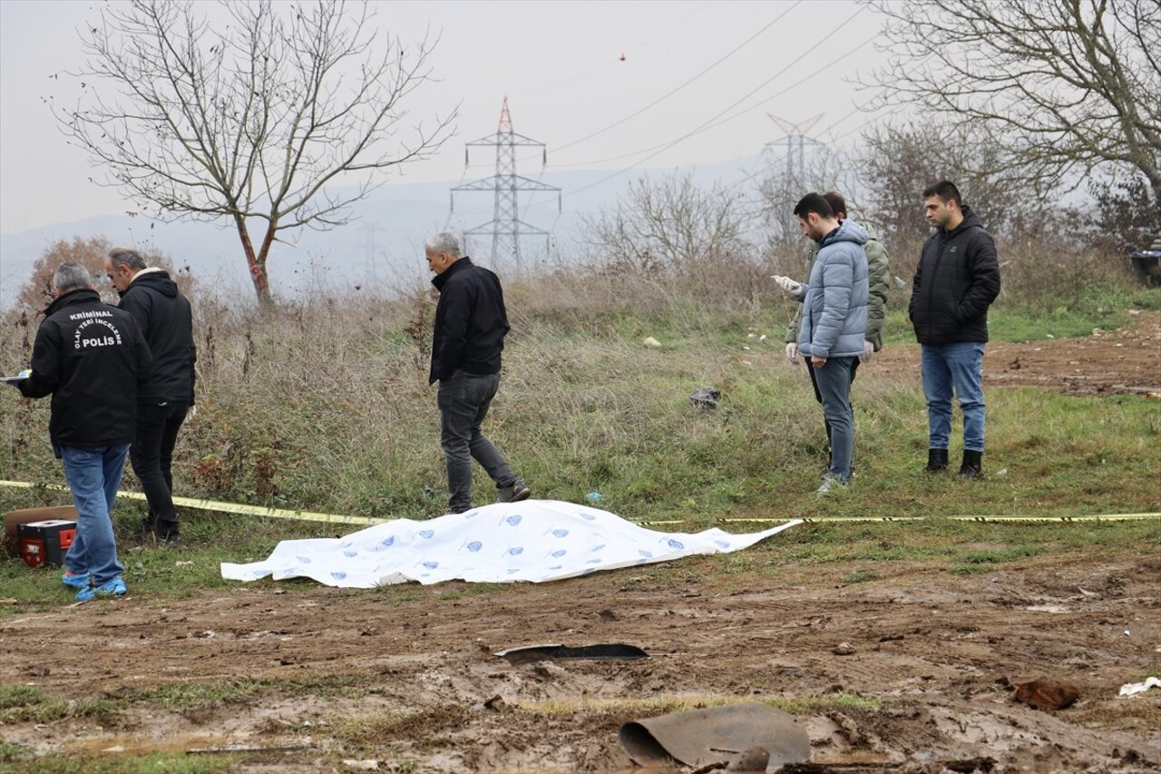 Sakarya'nın Serdivan ilçesinde, bir kişi boş arazide başından vurulmuş halde ölü bulundu. Polis ve...