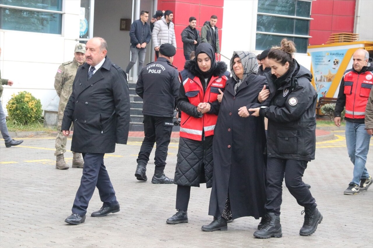 Malatya'nın Doğanşehir ilçesinde meydana gelen trafik kazasına müdahale ettiği sırada tırın...