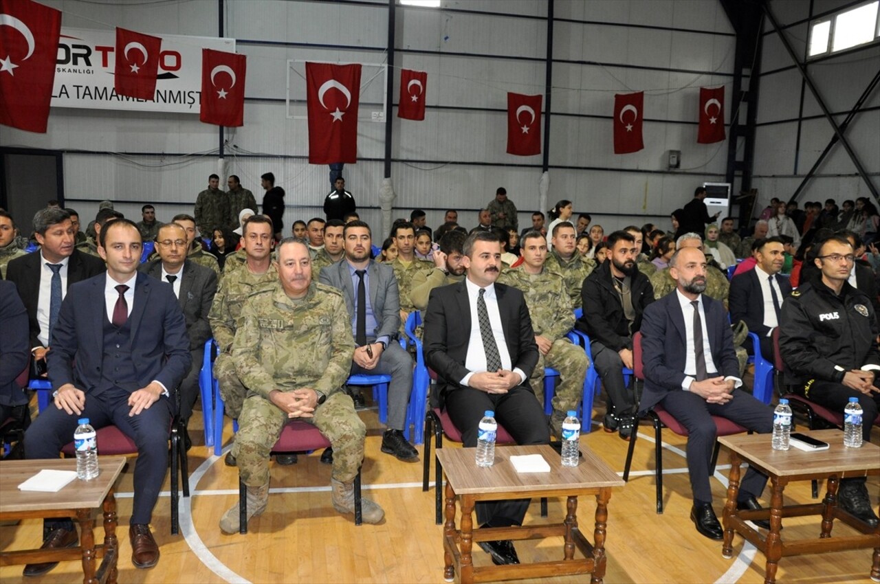 Malatya'dan gelen 2. Ordu Komutanlığı Bandosu, Hakkari'nin Çukurca ilçesinde konser verdi.