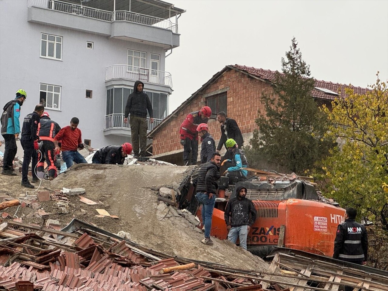 Malatya'da yıkımı gerçekleştirilen ağır hasarlı binanın iş makinesinin üzerine devrilmesi sonucu...