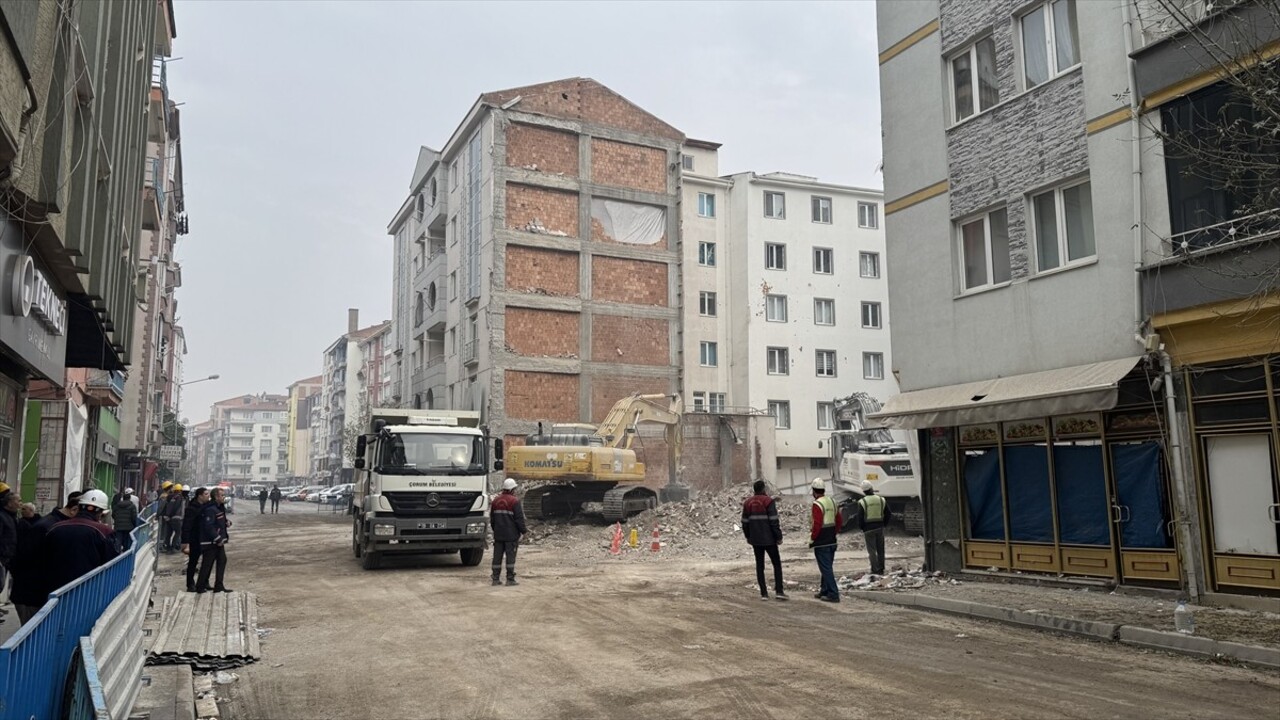 Çorum'da doğal gaz kaçağı nedeniyle patlama meydana gelen Hilal Apartmanı'nın yıkımı tamamlandı...