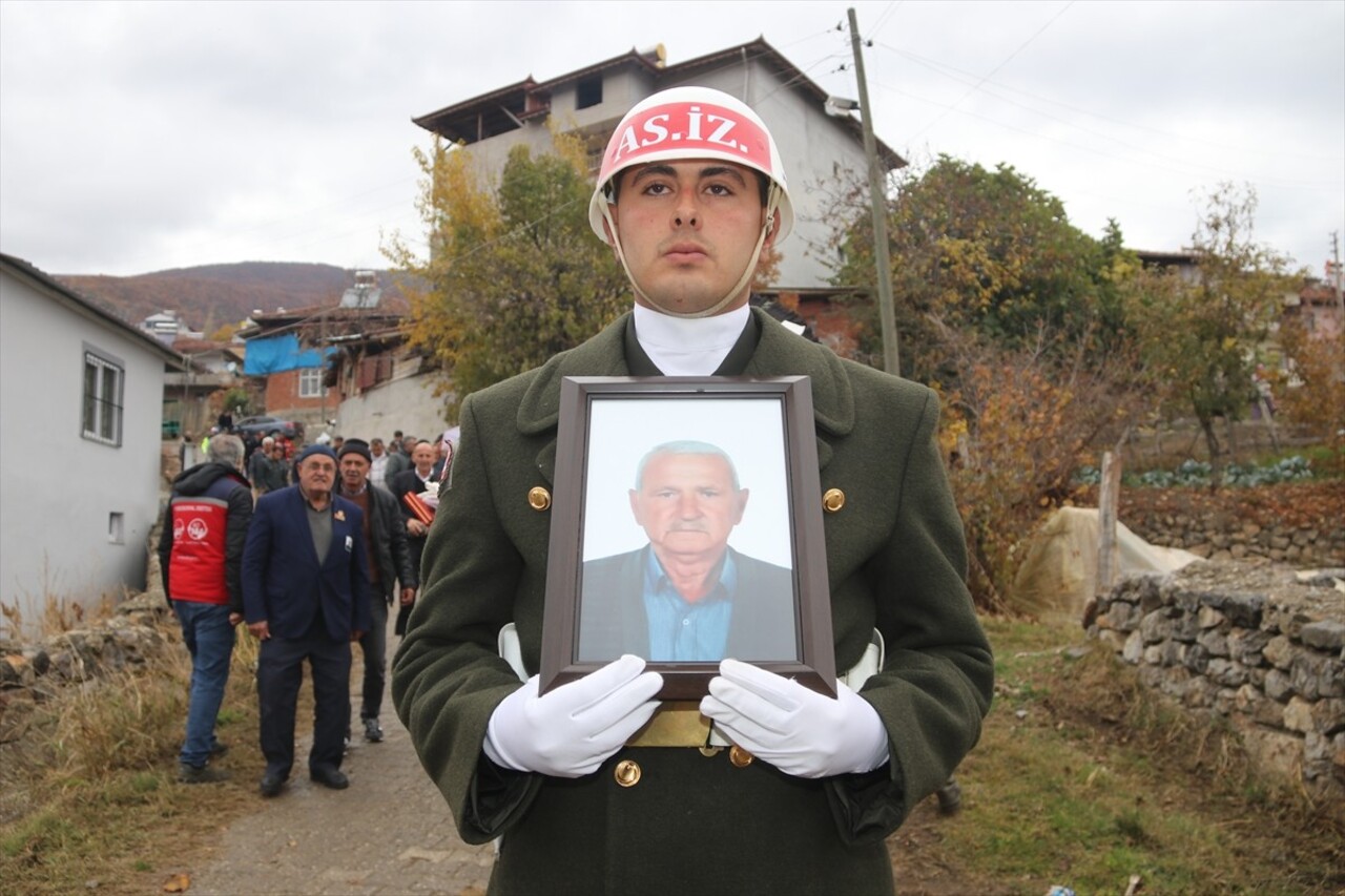 Amasya'nın Taşova ilçesinde, 70 yaşında hayatını kaybeden Kıbrıs gazisi Dursun Okan için cenaze...