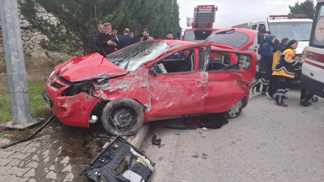 Karabük'te otomobilin aydınlatma direğine çarpması sonucu 1'i ağır 3 kişi yaralandı.