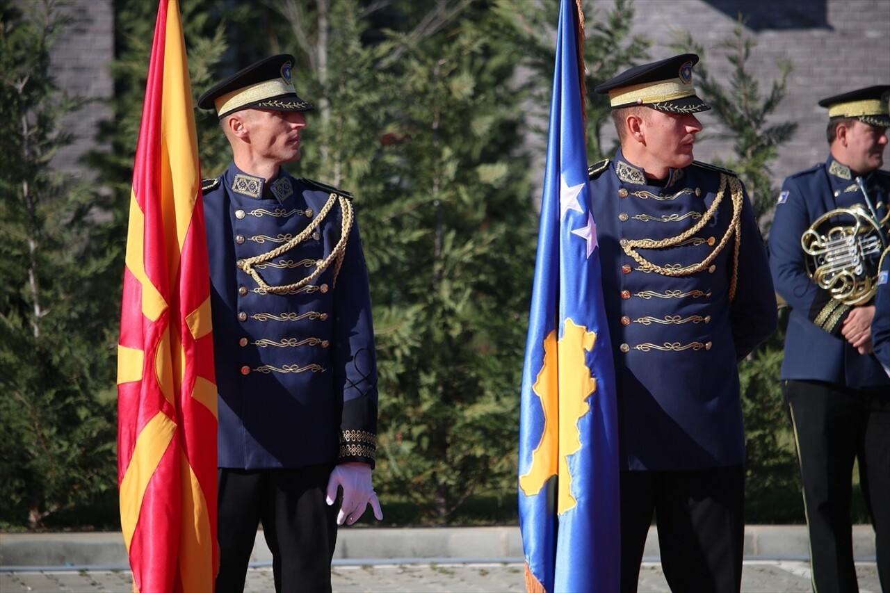 Kosova Başbakanı Albin Kurti, Kuzey Makedonyalı mevkidaşı Hristijan Mickoski'yi resmi törenle...