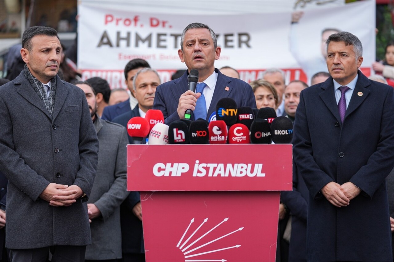 Cumhuriyet Halk Partisi (CHP) Genel Başkanı Özgür Özel (ortada), Esenyurt İlçe Başkanlığı'nda...